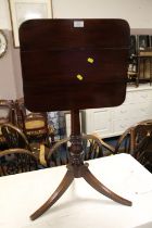 AN ANTIQUE MAHOGANY TILT TOP PEDESTAL TABLE