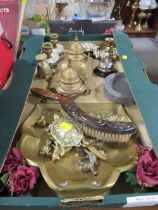 A TRAY OF COLLECTABLE'S TO INCLUDE DESK STAND, CRUMB TRAY, BRASS WARE ITEMS ETC