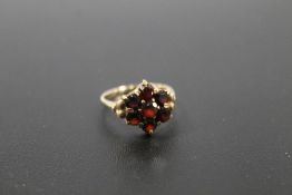 A HALLMARKED 9CT GOLD CLUSTER RING approx weight 3.6g