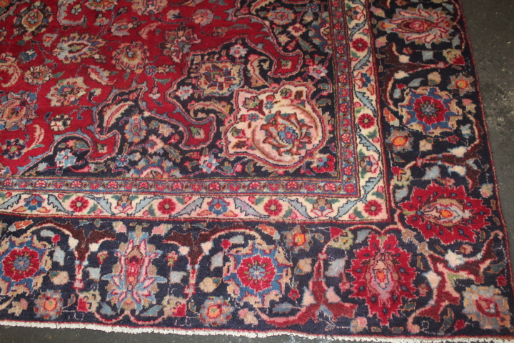 A LARGE EASTERN WOOLLEN RUG IN MAINLY RED AND BLACK PATTERN 377 x 275 cm - Bild 9 aus 14