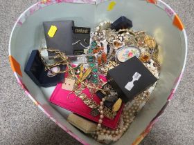 A BOX OF ASSORTED COSTUME JEWELLERY TO INCLUDE, NECKLACE, BROOCHES EARRINGS ,PENDANTS ETC