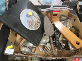A SMALL TRAY OF COLLECTABLE'S TO INCLUDE MOUNTED PRATT WARE LID, BOTTLE OPENER , FLAT WARE ETC