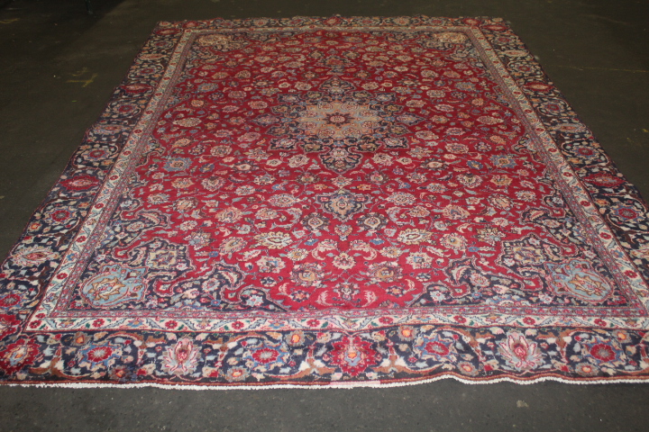 A LARGE EASTERN WOOLLEN RUG IN MAINLY RED AND BLACK PATTERN 377 x 275 cm - Bild 2 aus 14