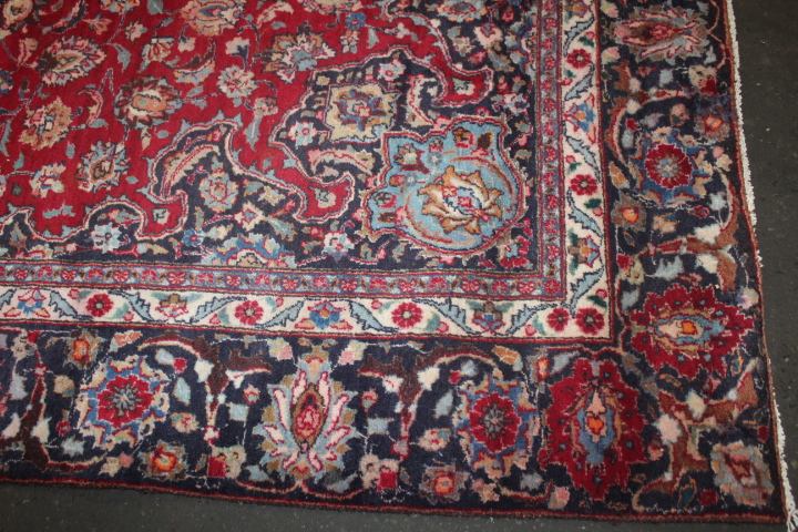 A LARGE EASTERN WOOLLEN RUG IN MAINLY RED AND BLACK PATTERN 377 x 275 cm - Bild 5 aus 14