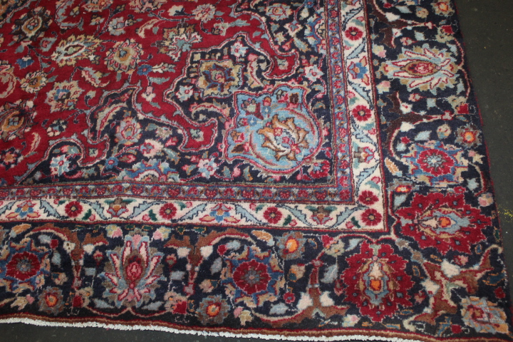 A LARGE EASTERN WOOLLEN RUG IN MAINLY RED AND BLACK PATTERN 377 x 275 cm - Bild 7 aus 14