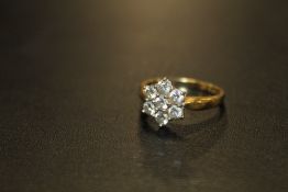 AN 18 CARAT GOLD 1 CARAT DIAMOND CLUSTER RING, set with 7 brilliant cut diamonds, ring size P