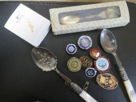 A SMALL BAG OF COLLECTABLE TO INCLUDE ENAMEL BADGES, SPOONS ETC