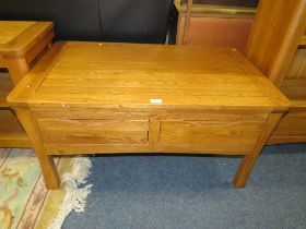 A MODERN OAK COFFEE TABLE WITH DRAWERS - W 100 cm