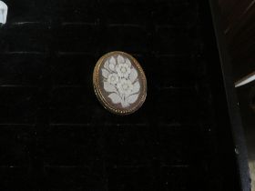 A HALLMARKED 9 CARAT GOLD CAMEO BROOCH WITH FLORAL DESIGN