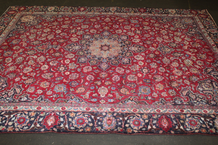 A LARGE EASTERN WOOLLEN RUG IN MAINLY RED AND BLACK PATTERN 377 x 275 cm - Bild 4 aus 14