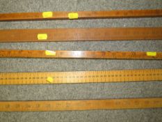 A SELECTION OF ASSORTED VINTAGE MEASURING STICKS (5)