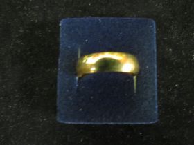 A HALLMARKED 18 CARAT GOLD WEDDING BAND approx weight 5.1g