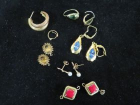 A SELECTION OF ASSORTED YELLOW METAL EARRINGS