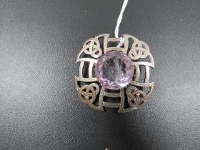 A SCOTTISH EDINBURGH HALLMARKED CELTIC STYLE BROOCH SET WITH AMETHYST TYPE STONE