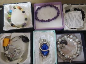 A TRAY OF ASSORTED BOXED COSTUME JEWELLERY TO INCLUDE BROOCHES ETC