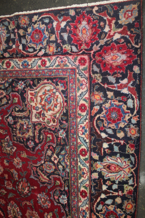 A LARGE EASTERN WOOLLEN RUG IN MAINLY RED AND BLACK PATTERN 377 x 275 cm - Bild 8 aus 14