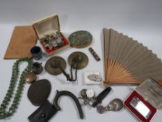 A BOX OF COLLECTABLES TO INCLUDE AN ANTIQUE JAPANESE FAN WITH WOOD BLOCK PRINT DECORATION, A SNUFF