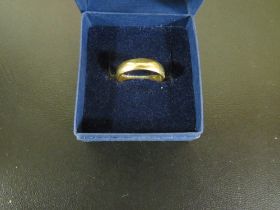 A HALLMARKED 18 CARAT GOLD SMALL WEDDING BAND approx weight 3.1g