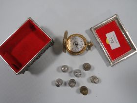A COLLECTION OF SEVEN ASSORTED THIMBLES TO INCLUDE TWO SILVER EXAMPLES TOGETHER WITH A TRAIN THEME