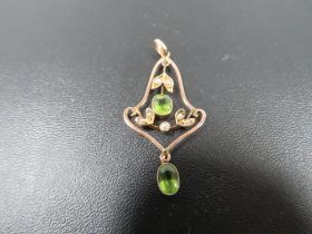 A EDWARDIAN STYLE 9CT GOLD PERIDOT AND SEED PEARL PENDANT approx weight 2.2g