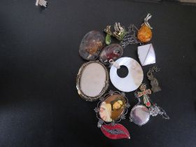 A SELECTION OF PENDANTS AND BROOCHES TO INCLUDE A SILVER EXAMPLES