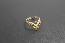 A HALLMARKED 9 CARAT GOLD WISH BONE STYLE SAPPHIRE RING approx weight 2.9g