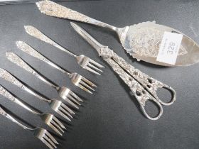 A PAIR OF SILVER PLATED ORNATE GRAPE SCISSORS TOGETHER WITH A CAKE SLICE TOGETHER WITH SIX CAKE