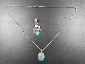 A SILVER OPAL EFFECT PENDANT ON CHAIN TOGETHER WITH A MODERN SILVER DESIGNER STYLE PENDANT