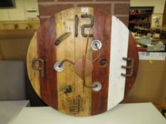 AN UNUSUAL WOODEN CIRCULAR CLOCK WITH COPPER PIPING LETTERS - Dia> 71 cm