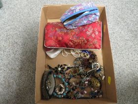 A TRAY OF ASSORTED COSTUME JEWELLERY TO INCLUDE VINTAGE BROOCHES, NECKLACES ETC