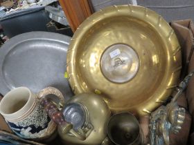 A TRAY OF ASSORTED METAL WARE TO INCLUDE A BRITTANIA DOOR STOP