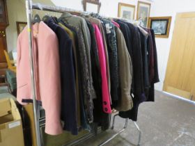 A SELECTION OF LADIES CLOTHING TO INCLUDE NEW LABELLED GARMENTS COMPRISING COATS, GILETS, KNITWEAR E