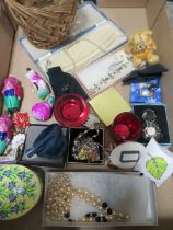 A TRAY OF COSTUME JEWELLERY AND COLLECTABLE'S TO INCLUDE A BRASS SNUFF BOX ETC