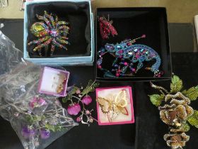 A QUANTITY OF BUTLER AND WILSON, JOAN RIVERS AND OTHER COSTUME JEWELLERY