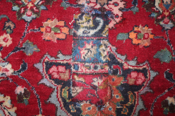 A LARGE EASTERN WOOLLEN RUG IN MAINLY RED AND BLACK PATTERN 377 x 275 cm - Bild 12 aus 14