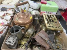 A TRAY OF ASSORTED METAL WARE TO INCLUDE A TRIVET , COPPER KETTLE AND A POWDER FLASK