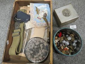 A COLLECTION OF MILITARIA TO INCLUDE BADGES, BUTTONS, TRENCH ART ETC