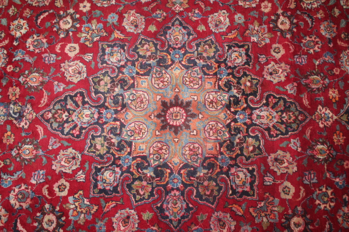 A LARGE EASTERN WOOLLEN RUG IN MAINLY RED AND BLACK PATTERN 377 x 275 cm - Bild 10 aus 14