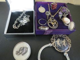 A SELECTION OF COSTUME JEWELLERY TO INCLUDE SILVER EXAMPLES