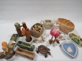 A TRAY OF COLLECTABLE CERAMICS TO INCLUDE WADE, WEDGWOOD, COALPORT ETC