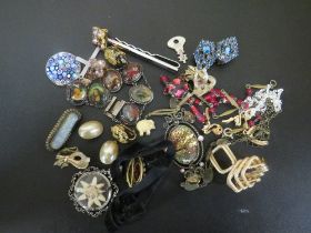 A SMALL COLLECTION OF COSTUME JEWELLERY TO INCLUDE BROOCHES, BRACELETS ETC