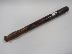 AN EARLY VICTORIAN PAINTED TRUNCHEON, CROWN V.R. CYPHER, WORN CONDITION