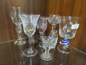 A SELECTION OF ASSORTED GLASSWARE TO INCLUDE A TWIN HANDLE LANGHAM GLASS TANKARD WITH SWIRL EFFECT