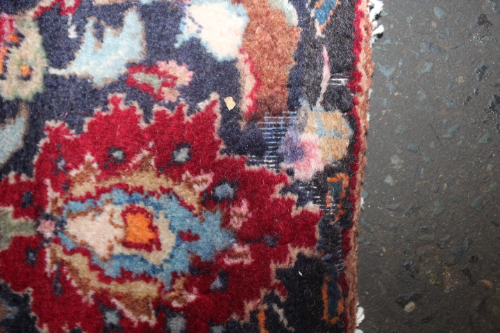A LARGE EASTERN WOOLLEN RUG IN MAINLY RED AND BLACK PATTERN 377 x 275 cm - Bild 6 aus 14