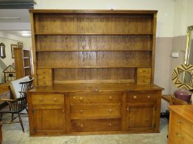 A LARGE HANDMADE 20TH CENTURY OAK DRESSER WITH PLATE RACK - H 224 cm, W 245 cm