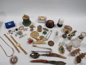 A SMALL TRAY OF ASSORTED COLLECTABLES TO INCLUDE SILVER, RINGS, BADGES, ETC