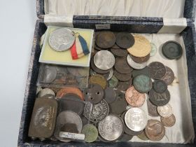 A BOX OF COINS, MEDALS AND TOKENS TO INCLUDE 17TH & 18TH CENTURY EXAMPLES