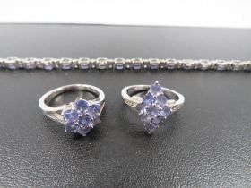 A 925 SILVER BRACELET SET WITH TANZANITE STYLE STONES TOGETHER WITH TWO SIMILAR 925 RINGS (3)