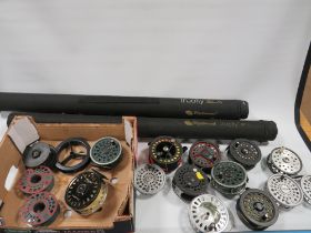 A TRAY OF ASSORTED FLY FISHING REELS TOGETHER WITH ROD CASES