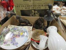 A TRAY OF CERAMICS ETC TO INCLUDE WEDGWOOD, APRIL FLOWERS VASE, HEREDITIES DOG FIGURES, PLATES. TO I